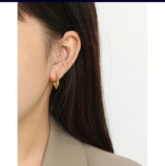 Luxurious 18K Gold Plated Earrings for a Stylish Look - Picture 1 of 2